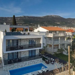 villa-nicolina.hotels-in-trogir.com/